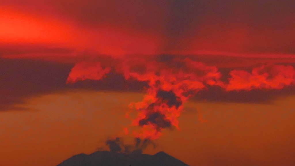 富士山頂の夕やけ雲