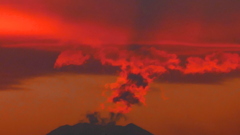 富士山頂の夕やけ雲