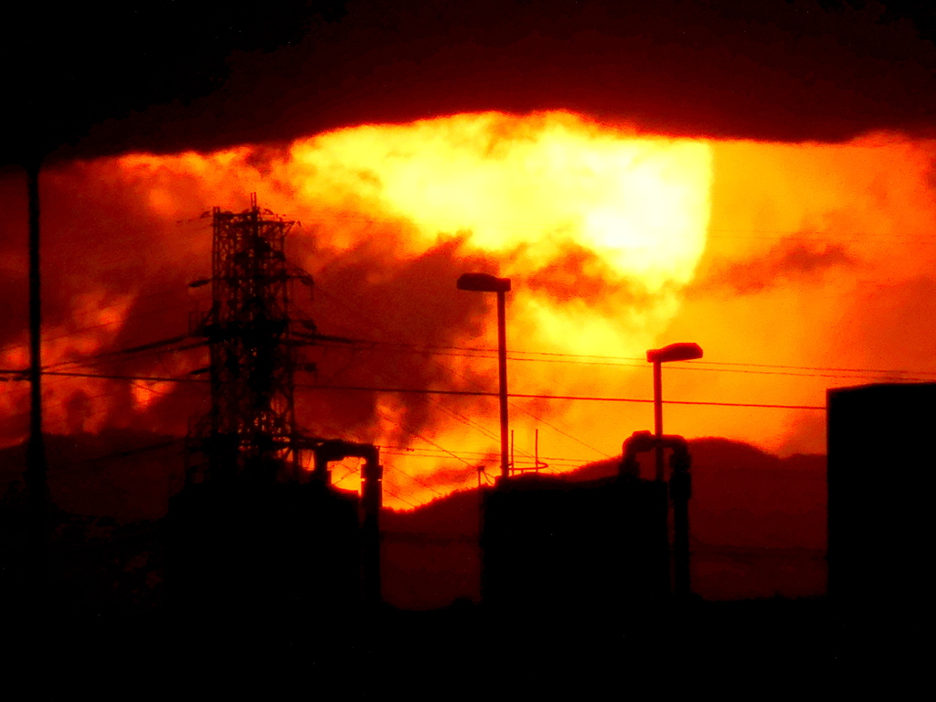 千住新橋から高速上に見えたぶな峠上の大きな夕日