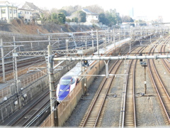 日暮里駅から見える新幹線つばさ