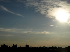 大きな一反木綿のような雲被る夕日の左の細長い雲