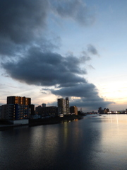 静かな隅田川の夕景