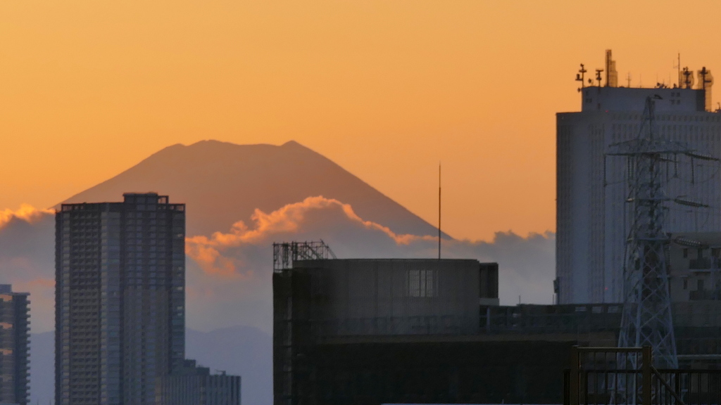 荒川土手から池袋方面の下にくも沸く夕富士