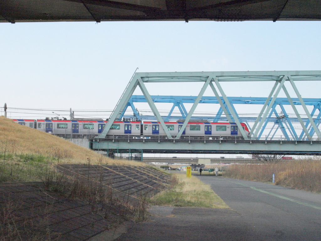 日の出町土手のTX青井駅へ