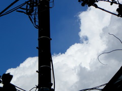 電信柱の異常に白い雲