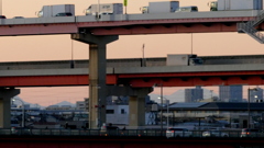 荒川土手から高速の下に見える東御荷鉾山～浅間山