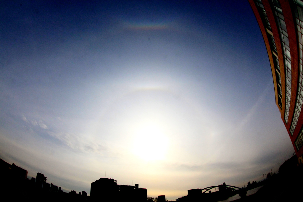 お化け煙突の千住桜木ワンドの二重アークと一本のジェット雲