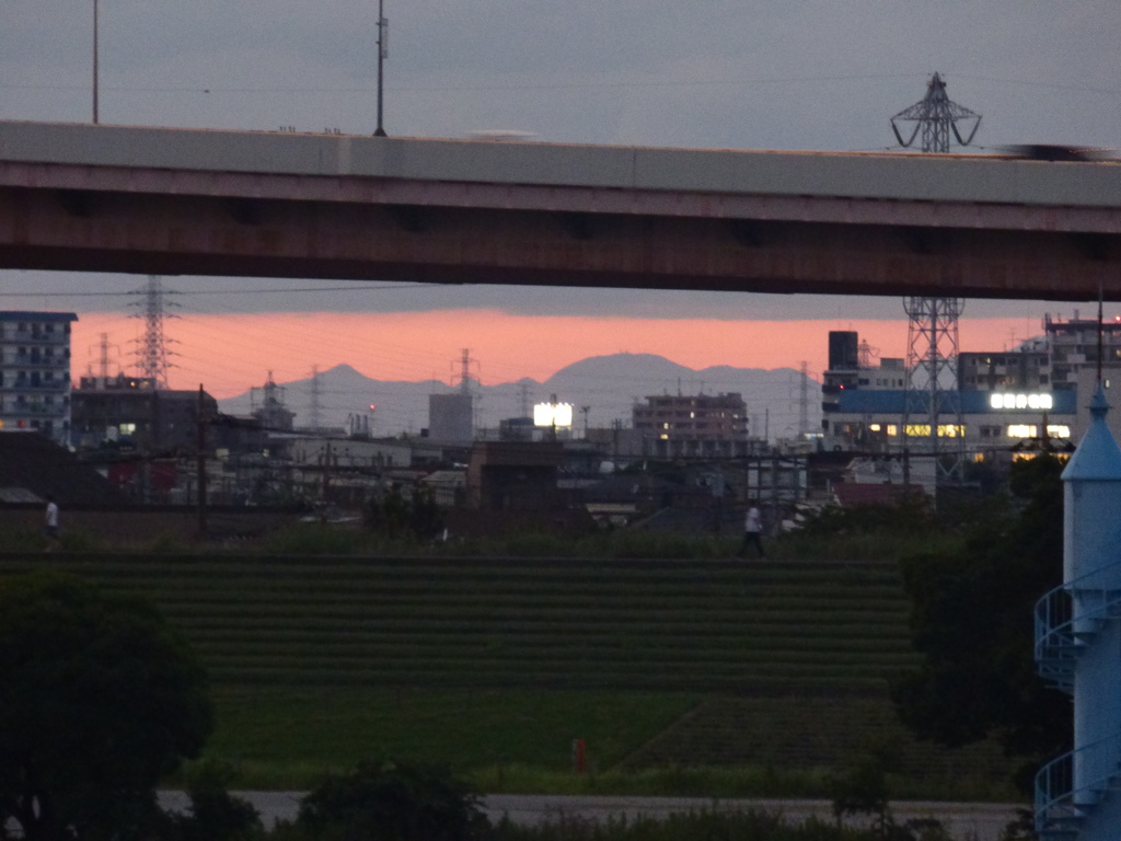 高速の高架の下の見えた、赤城山の左から荒山 鈴ヶ岳 地蔵岳