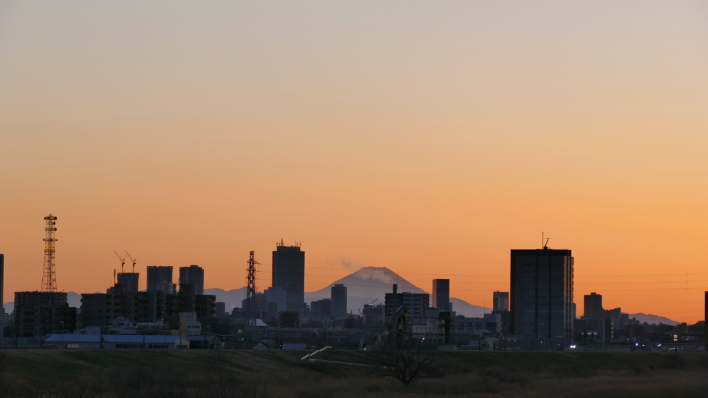 西新井橋から左丹沢山系塔ノ岳～右菜畑山の夕景遠望