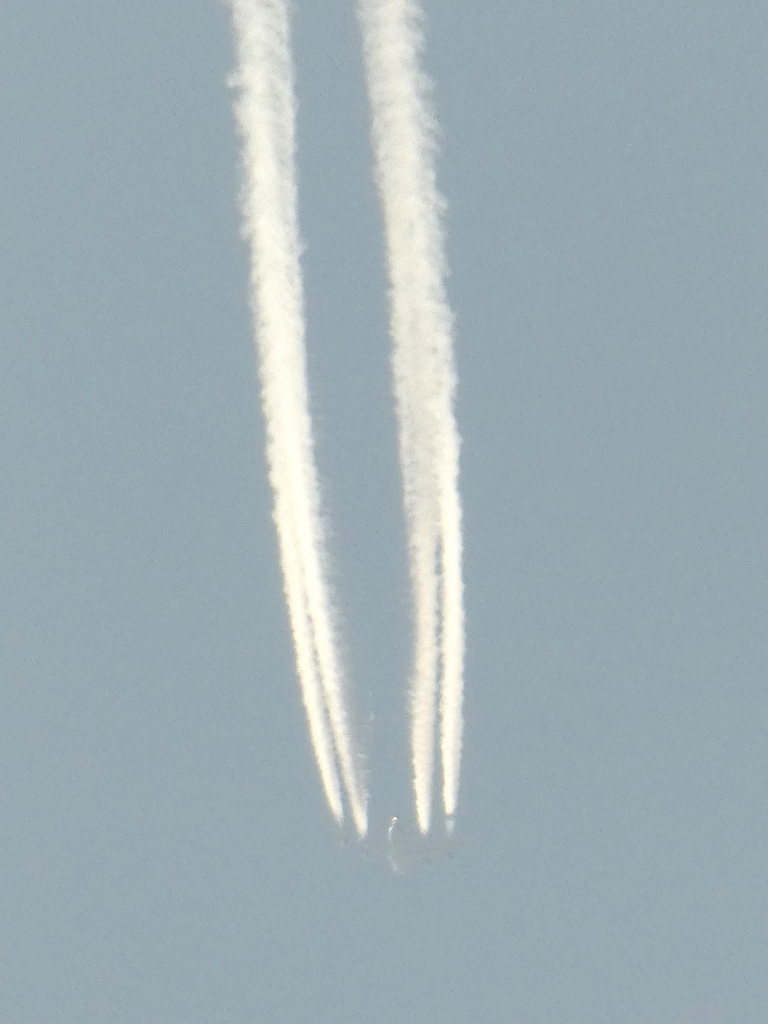 荒川河原の遠くの飛行機雲