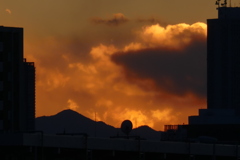 サンシャインビル左の丹沢蛭ヶ岳と檜洞丸の夕焼け