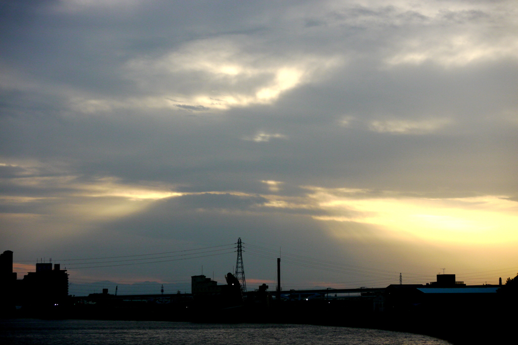 隅田川尾竹橋から西の雲の風景