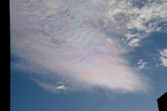 千住柳原の建物間の綺麗な彩雲