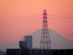 西新井橋上に見える鉄塔と富士山
