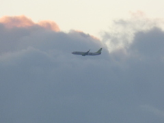 雲中の飛行機１