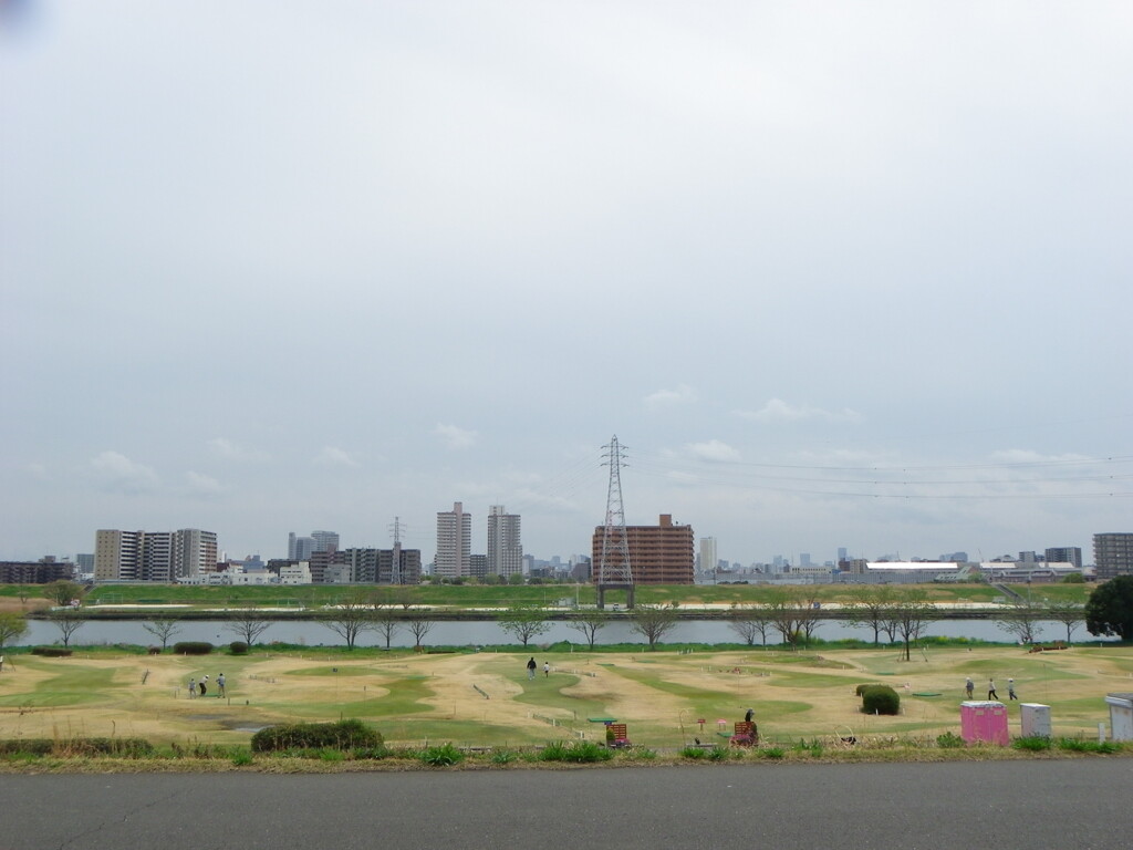 高速下の荒川土手から見えるゲートボールコース