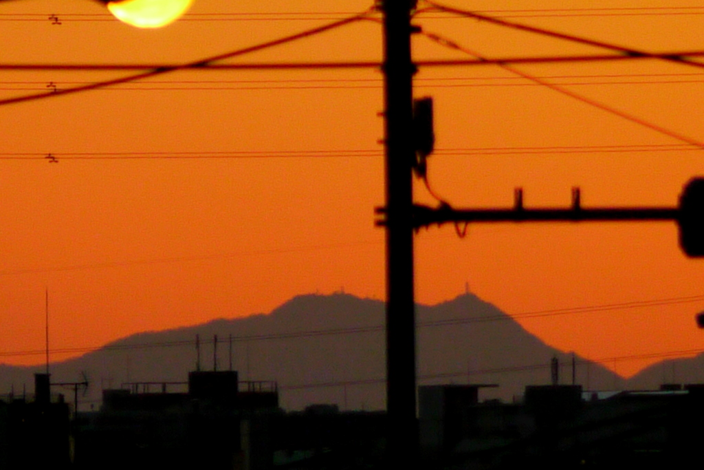 荒川土手から夕方見えた三つ峠山のシルエット