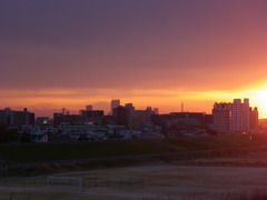 大きな黒雲の下の夕日の左丹沢山系と富士