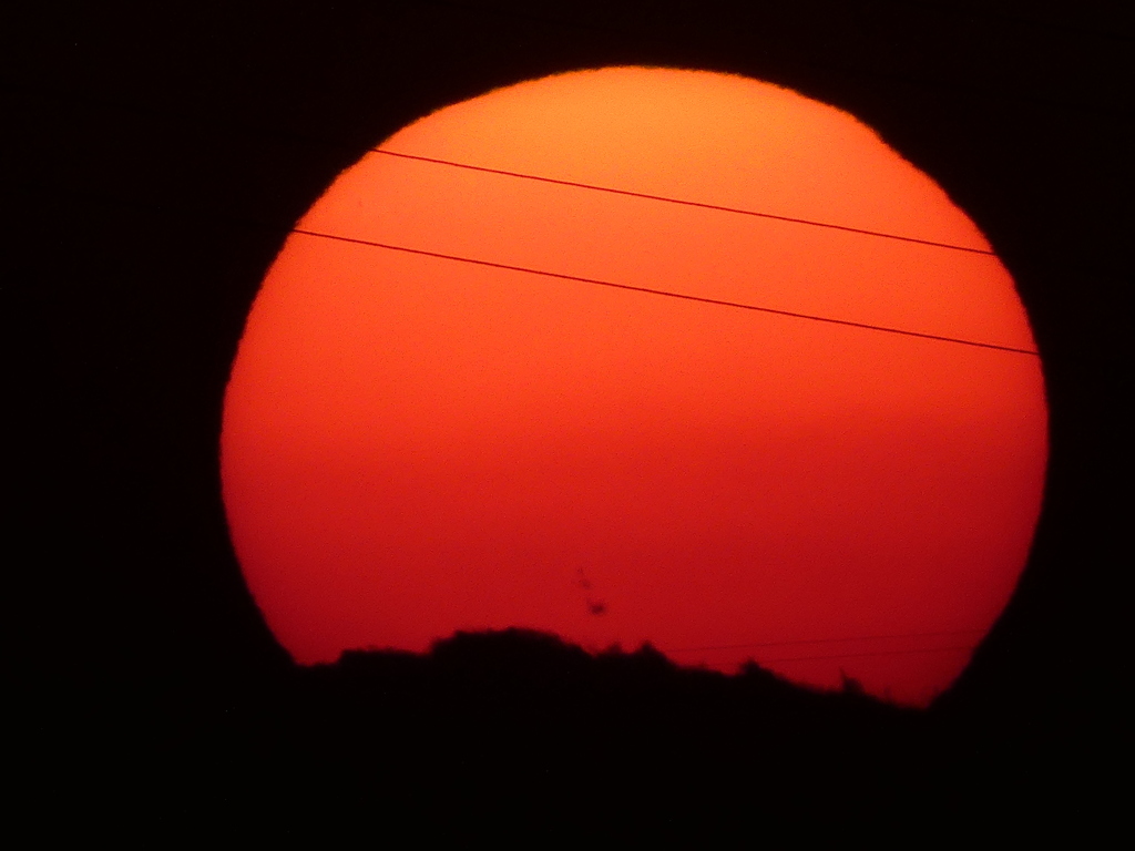 '22.5.5.の隅田川の雲も中に落ちる大きな夕日
