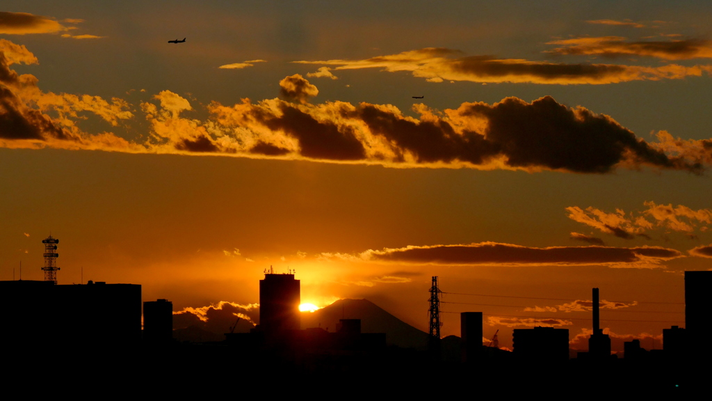 西新井橋から富士山の夕日と夕焼け雲