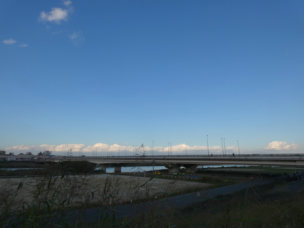 荒川の千住新橋上に乗る白雲