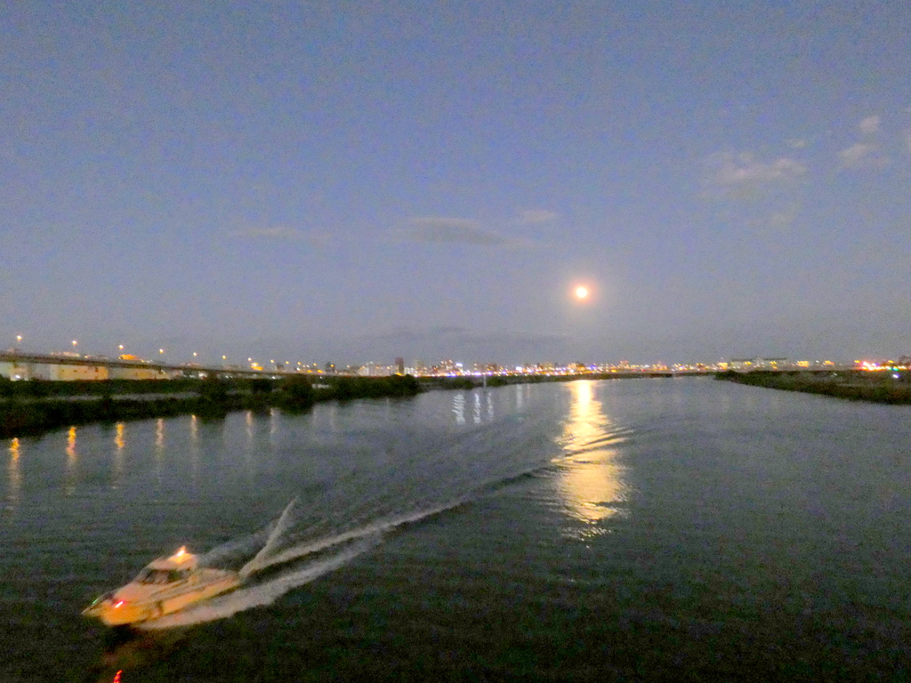 満月の荒川の風景