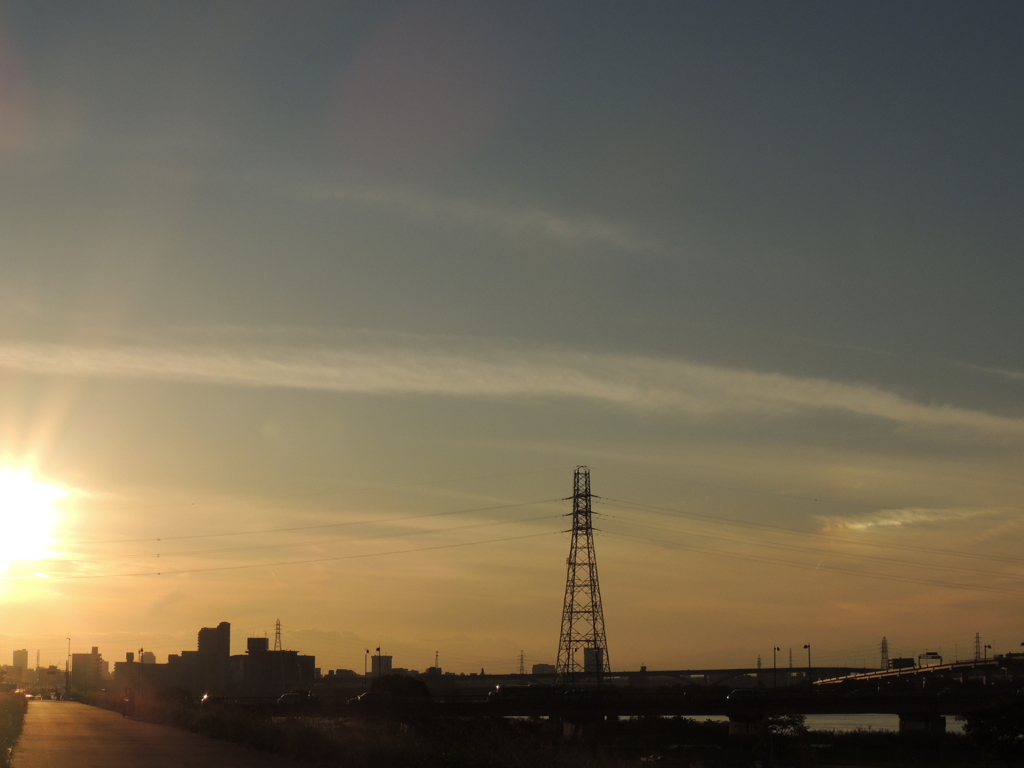 荒川土手の夕日の右川上に一瞬現れた幻日