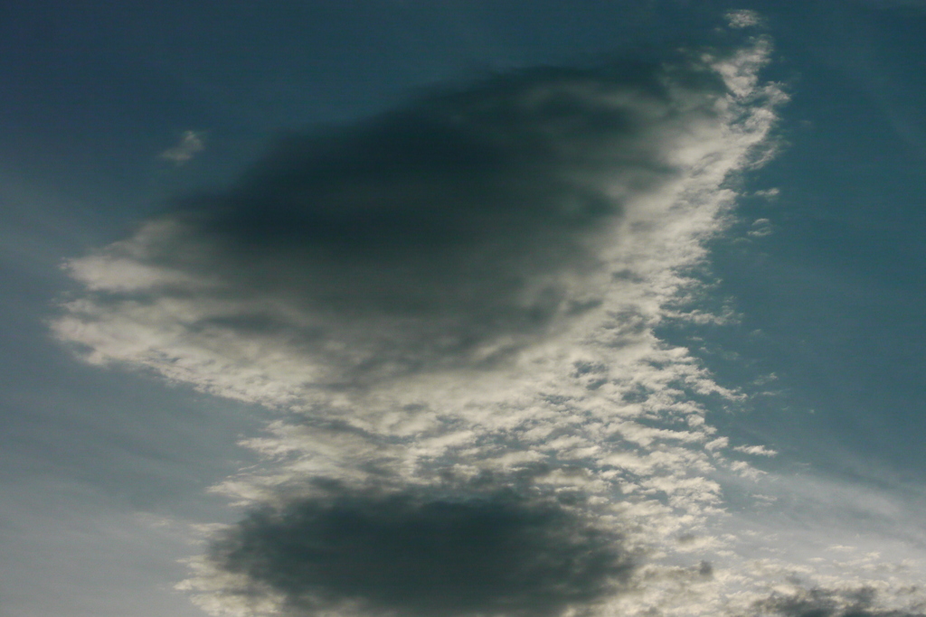 強風の北西上空のロート雲