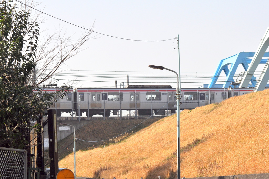 千住の荒川放水路橋梁下から日の出町土手のTX線