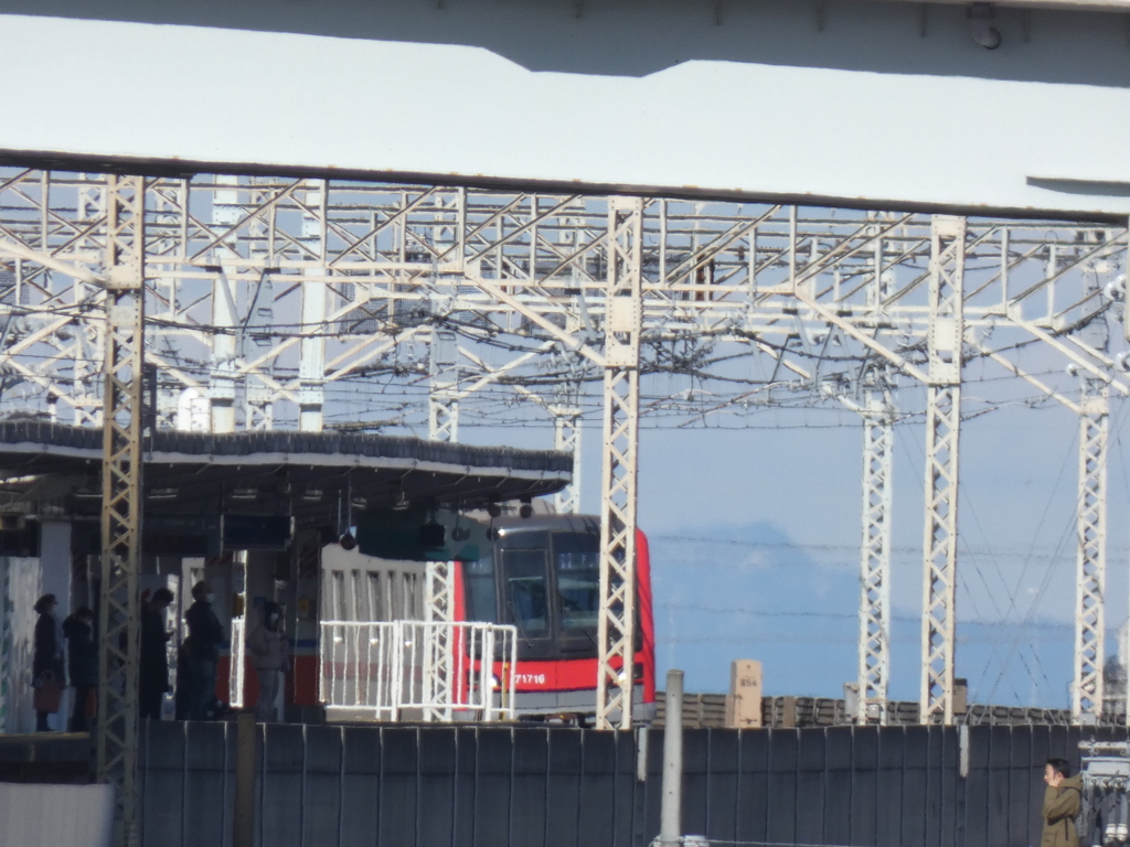 荒川日の出町土手から対岸の小菅駅の筑波女体山と東武伊勢崎線