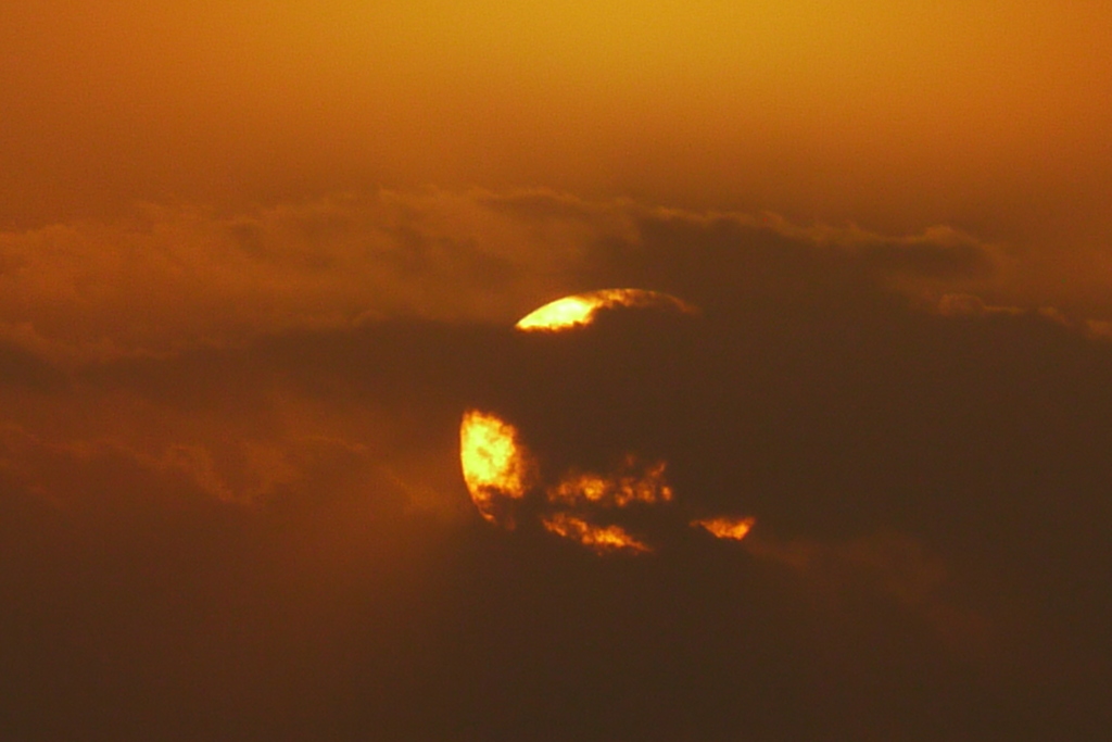 黒雲被る夕日
