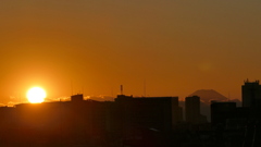 荒川土手から夕日と富士山の’26.1．6のスタンス