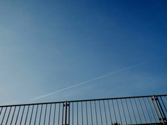 荒川土手中通りの淡い長ーいジェット雲