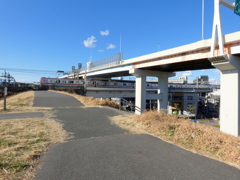 ここは葛飾区の荒川土手上の高速高架下の東武小菅駅