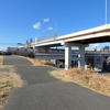 ここは葛飾区の荒川土手上の高速高架下の東武小菅駅