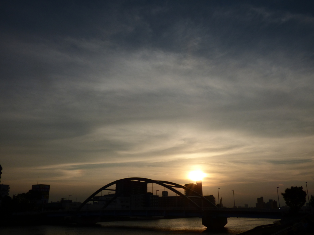 '22.9.27の隅田川尾竹橋の夕日，幻日も