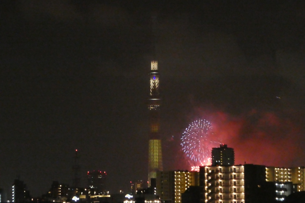 上流の橋から墨田の花火大会