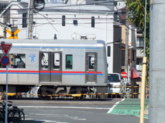 千住緑町踏切の京成線