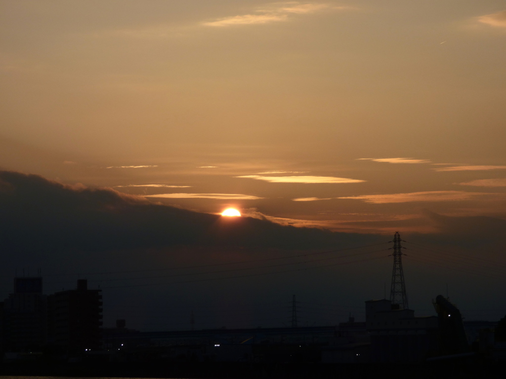 遠いレンズ雲と夕日