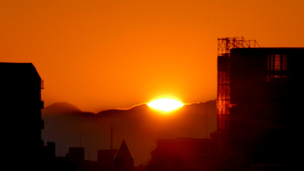 丹沢荒川土手から塔ノ岳の右に入る夕日