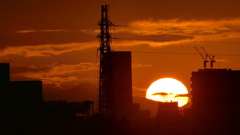 大室山右の谷に落ちる夕日