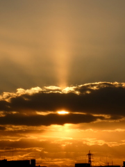 ’22新春の荒川土手から雲の間から垂直の上空に向かう夕日光