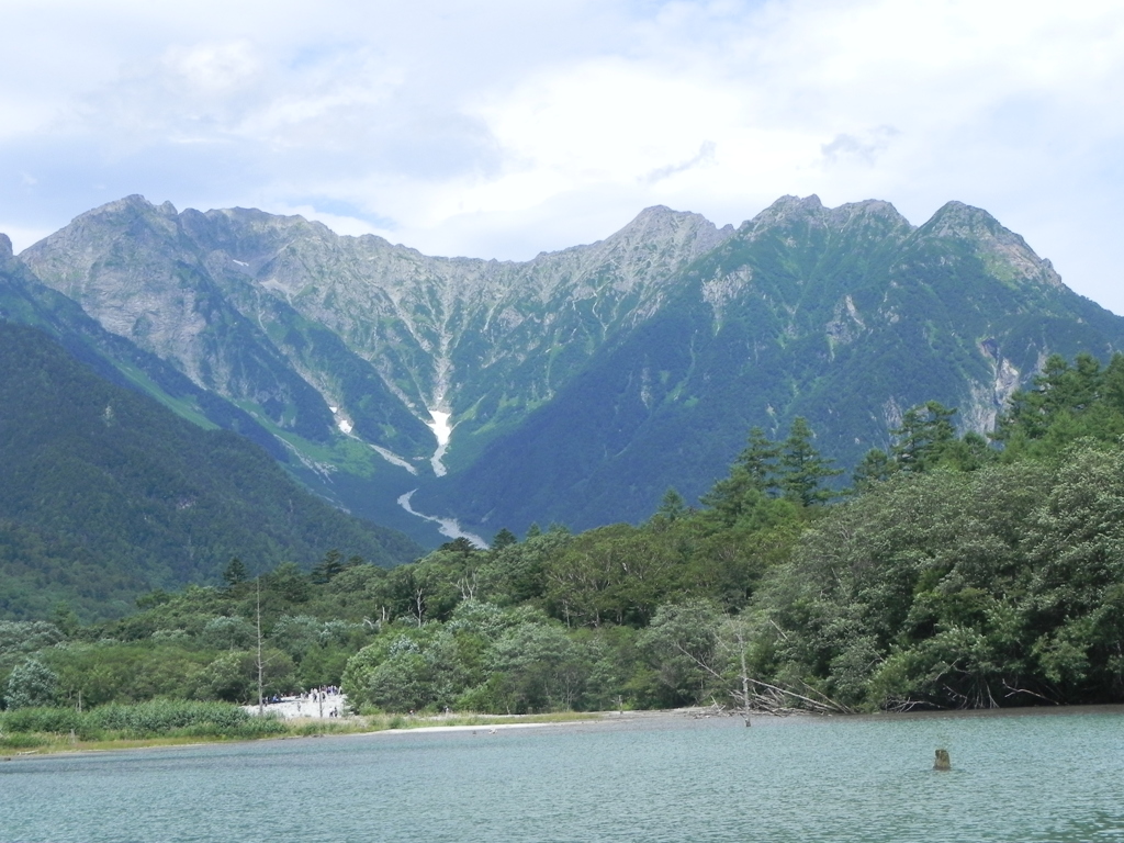上高地大正池から穂高連峰を望む