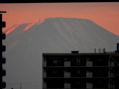 荒川土手から高速高架下の夕焼けの日光男体山