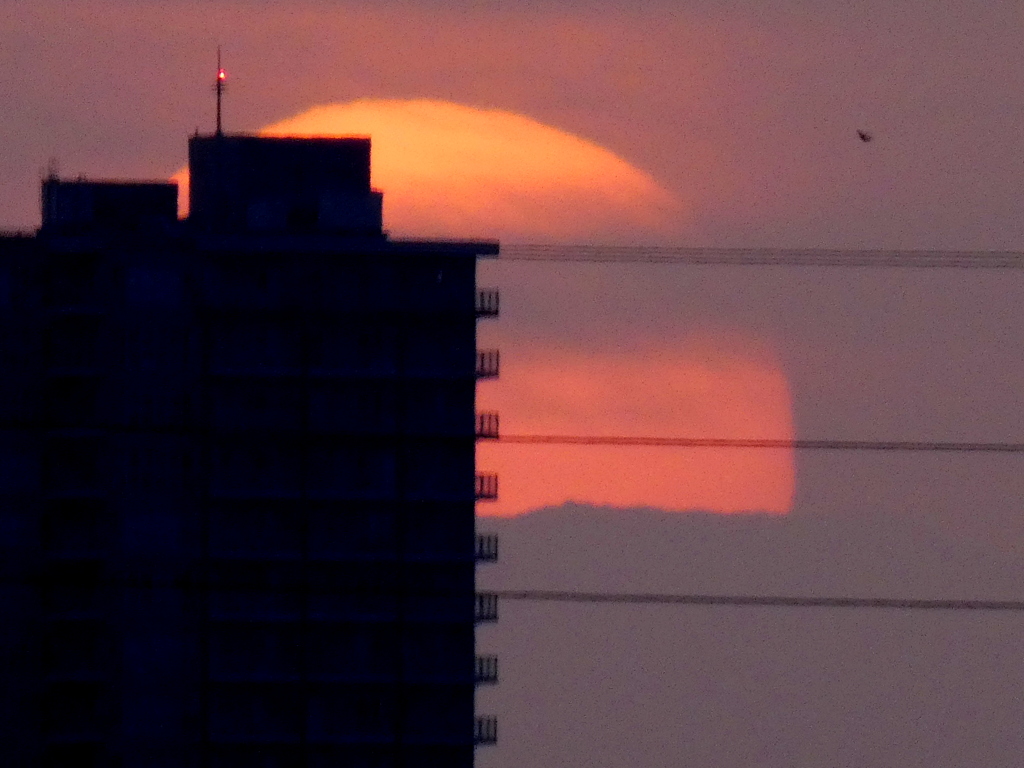 隅田川のマンションの後ろの小金沢山大地に落ちる大きな夕日