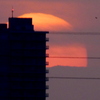 隅田川のマンションの後ろの小金沢山大地に落ちる大きな夕日