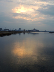 荒川の夕空と川面