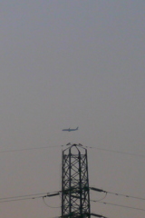 荒川河原の鉄塔の上の飛行機
