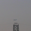 荒川河原の鉄塔の上の飛行機