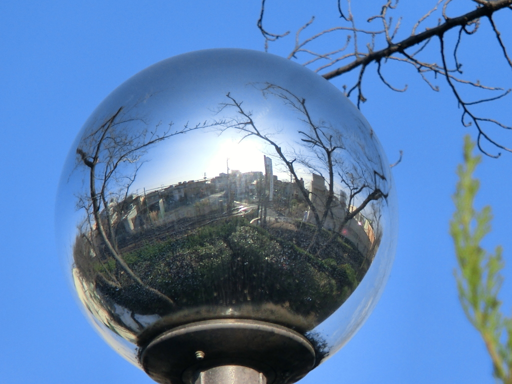 荒川区荒川の荒川自然公園のモニターに映り荒川線の線路